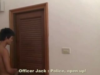 Polícia dôstojník olizovať podľa ázijské žmurk