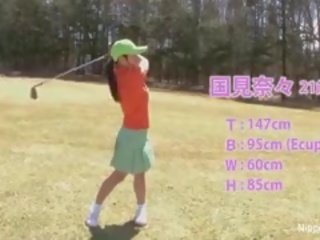 Mignonne asiatique ado filles jouer une jeu de bande golf