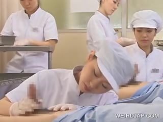 Японки медицинска сестра показно изпразване навън на възбуден кур