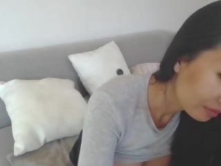 Sensuell asiatisk leilee webkamera erting på den sofa: gratis kjønn video 0e