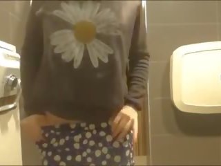 Joven asiática chica masturbándose en mall baño: sucio película ed