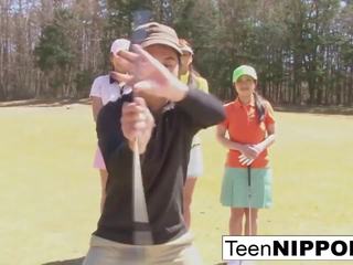 Pointé asiatique ado filles jouer une jeu de bande golf: hd cochon film 0e