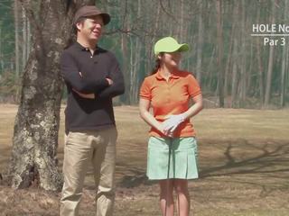 Golf wezwanie dziewczyna dostaje teased i miody przez dwa faceci