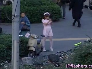 Birichina asiatico ragazza è fare pipì in pubblico